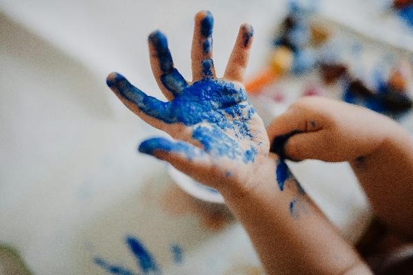 shows messy toddler to introduce convenience of mess-free toddler activities